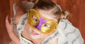 Oficinas em São Paulo ensinam crianças a criarem suas próprias fantasias de Carnaval