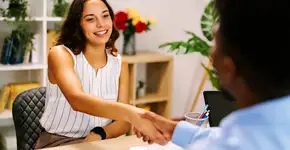 A cor que você nunca deve usar em entrevistas, segundo a psicologia das cores