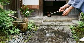 Por que no Japão eles sempre borrifam água na calçada antes de receber as visitas