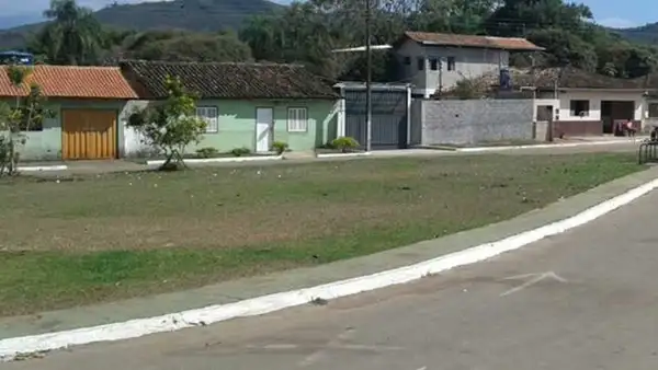 A cada do comerciantes antes do mar de lama