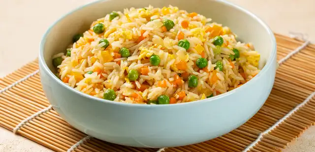 O arroz de forno cremoso que vai salvar seus dias de preguiça