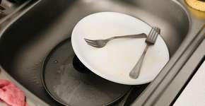 Você está lavando a louça do jeito errado? Corrija 4 erros comuns na pia e evite dores de cabeça