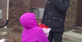 Óculos especial ajuda pai daltônico a ver os filhos em cores