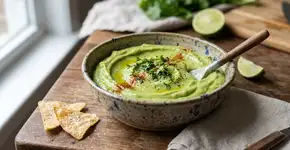 Os mexicanos concordam: “Para deixar o guacamole mais cremoso e com sabor equilibrado, o segredo é adicionar um fio de azeite de oliva.”