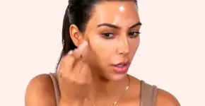 Kim Kardashian contorna o rosto sem usar base e corretivo