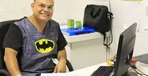 Para levar alegria às consultas, médico atende vestido de Batman