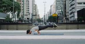 Homem usa Yoga como forma de intervenção urbana