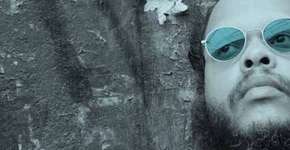 Ed Motta toca piano na Praça Dom Gaspar