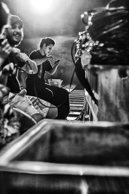 Equipe da Cia da Revista desencapando as extremidades de dezenas de rolos de cabo elétrico e montando os plugues para seu futuro palco, que foi construído com muito carinho =]