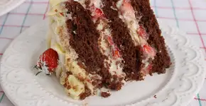 Bolo de chocolate com leite em pó e recheio cremoso