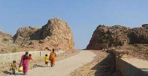 A história do homem que, sozinho, moveu uma montanha para ajudar sua comunidade