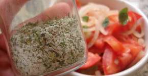 Como fazer sal de ervas para saborear a comida com menos sódio