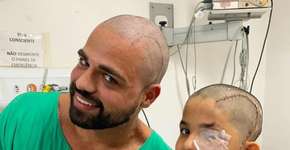 Menino de 8 anos raspa cabelo de médico que retirou tumor de seu cérebro