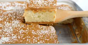 Bolo de coco com doce de leite é a mais perfeita criação