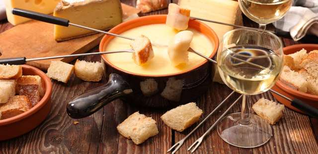 Fondue de queijo com vinho é a escolha perfeita para impressionar sem complicar