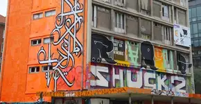 Artistas de rua transformam prédio prestes a ser demolido em Paris