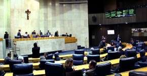 “Festa da Chinelagem” contra proibição de chinelos na Câmara