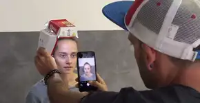 Fotógrafo usa caixa de hambúrguer e iPhone para fazer retratos