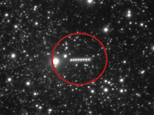 Série de imagens mostra o cometa 3I/ATLAS como uma série de pontos