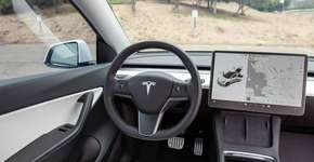 Tesla de Elon Musk realiza entrega com carros sem motoristas