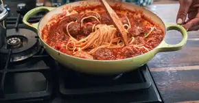 O macarrão de uma panela só que quase não suja nada e vira um jantar completo em 10 minutos
