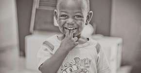 Fotógrafa registra cotidiano de haitianos em Balneário Camboriú