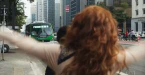 Globo comete 3 erros em cena de ‘O Tempo Não Para” em SP