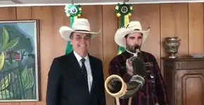 Padre Periquito toca berrante ao lado de Bolsonaro e web faz memes