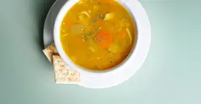 Canja com bacon: um toque especial no clássico