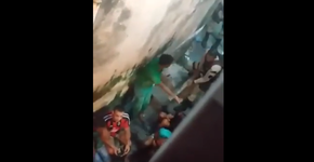 Policial é flagrado agredindo jovens com tora de madeira em Salvador