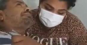 Arlindo Cruz se emociona ao ouvir mensagens de fãs 4 anos após AVC