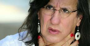 Laerte Coutinho participa de lançamento de exposição de cartazes