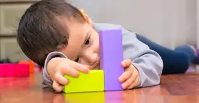 Por que crianças com autismo têm mais dificuldade para falar?