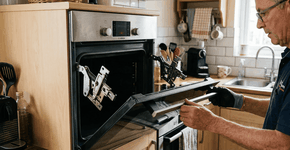 Eu apertei as travas do forno e a porta saiu na minha mão, veja o que fiz depois