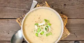 Sopa de batata e alho poró super cremosa