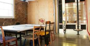 Designer brasileiro constrói sala com objetos encontrados no lixo