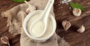 Eleve suas receitas com esse patê de alho delicioso – e com ingredientes básicos