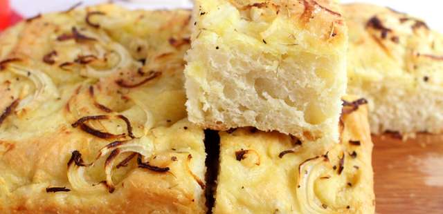 Focaccia de cebola com ervas para surpreender os amigos