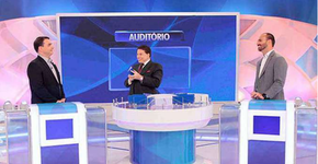 Dimenstein: Sílvio Santos faz filhos de Bolsonaro passarem vergonha