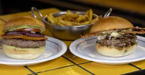 Coringa do Beco comemora 5 anos com novos burgers no cardápio — e clima de festa no ar