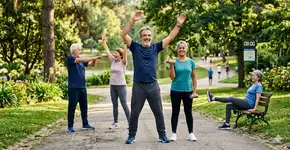 Especialistas aprovam: exercícios matinais que devolvem a força e reduzem a flacidez nos braços após os 55 anos