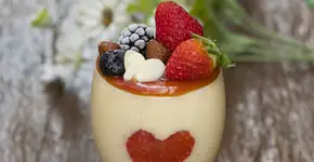 Taça de brigadeiro de Leite Ninho com coração de morango