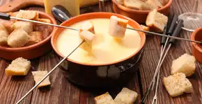 Receita de fondue de queijo para esquentar o inverno