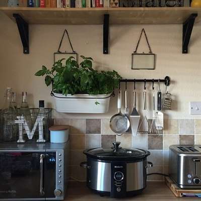 Use o espaço na parede para pendurar utensílios - Imagem: Instagram