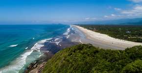 Praia dividida entre rio e mar parece cenário de verão perfeito e fica em São Paulo