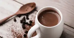 Aprenda a preparar um chocolate quente cremoso sem amido e creme de leite
