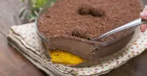 Bolo de cenoura com brigadeiro na travessa