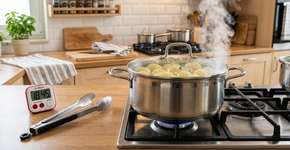 Pare de desperdiçar energia: aprenda a cozinhar batata em 8 minutos e mantenha a casca intacta