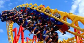 A montanha-russa brasileira que chega a quase 100 km/h e vira tudo de pernas para o ar