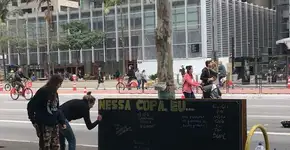 Ação compara consciência política com patriotismo de chuteiras